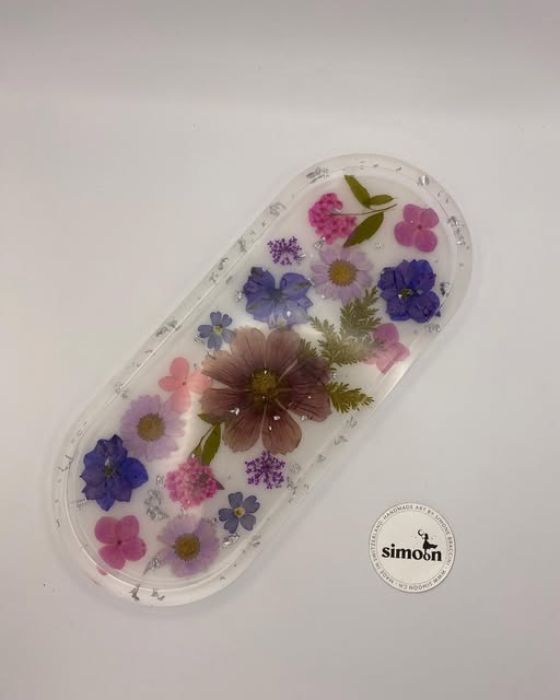 Transparente Kunstharz-Ablageschale mit echten Blüten