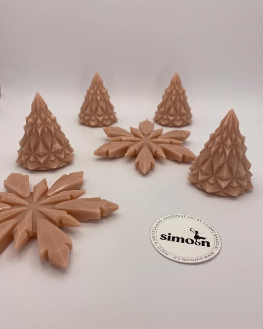 Weihnachtsbäume und Schneeflocken als handgegossene Dekoration