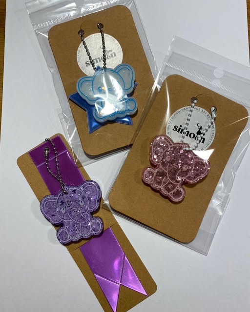 Verpackte Elefanten-Anhänger in Blau, Rosa und Violett